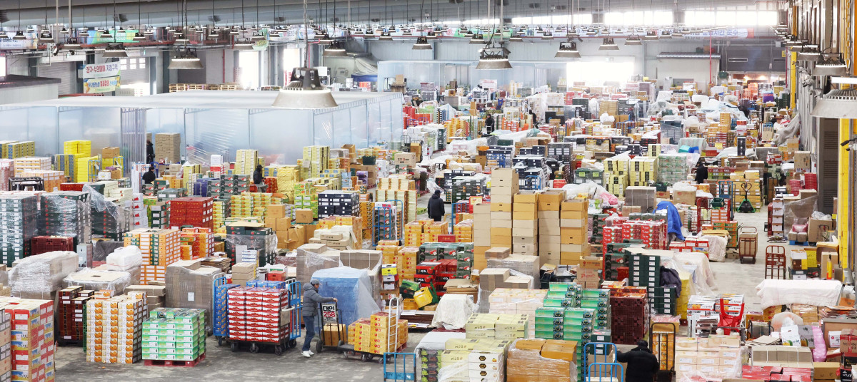 ▲설 연휴을 앞둔 6일 인천 남동구 남촌농산물도매시장에 과일 상자가 가득 쌓여있다. 신태현 기자 holjjak@