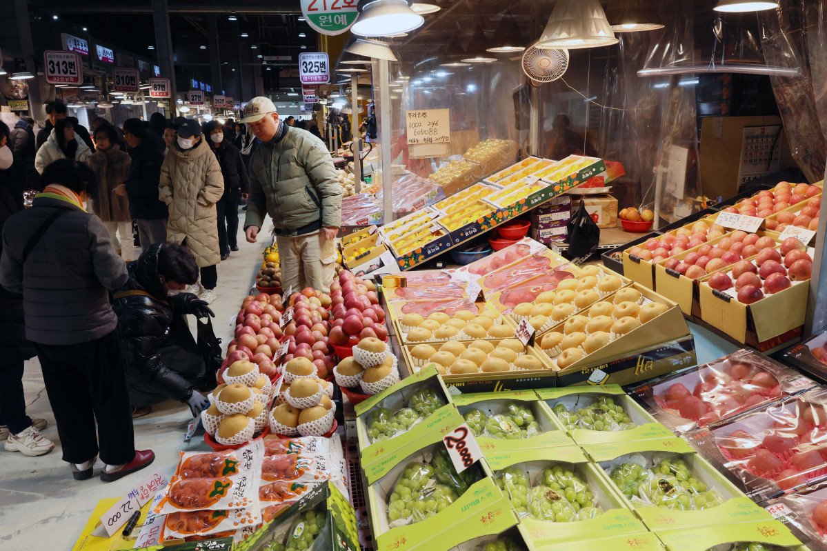 ▲설 연휴을 앞둔 6일 인천 남동구 남촌농산물도매시장이 명절을 앞두고 방문한 시민들로 활기를 띠고 있다. 신태현 기자 holjjak@
