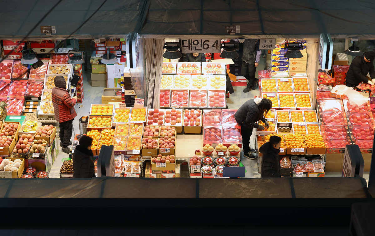 ▲설 연휴을 앞둔 6일 인천 남동구 남촌농산물도매시장이 명절을 앞두고 방문한 시민들로 활기를 띠고 있다. 신태현 기자 holjjak@