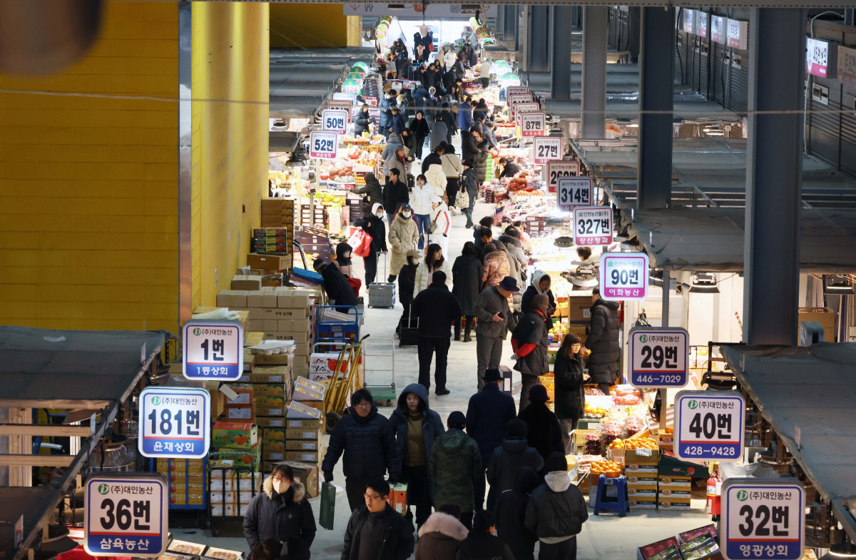 ▲설 연휴을 앞둔 6일 인천 남동구 남촌농산물도매시장이 명절을 앞두고 방문한 시민들로 활기를 띠고 있다. 신태현 기자 holjjak@