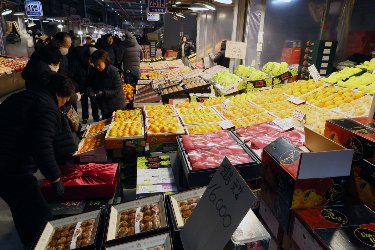 ▲설 연휴을 앞둔 6일 인천 남동구 남촌농산물도매시장이 명절을 앞두고 방문한 시민들로 활기를 띠고 있다. 신태현 기자 holjjak@