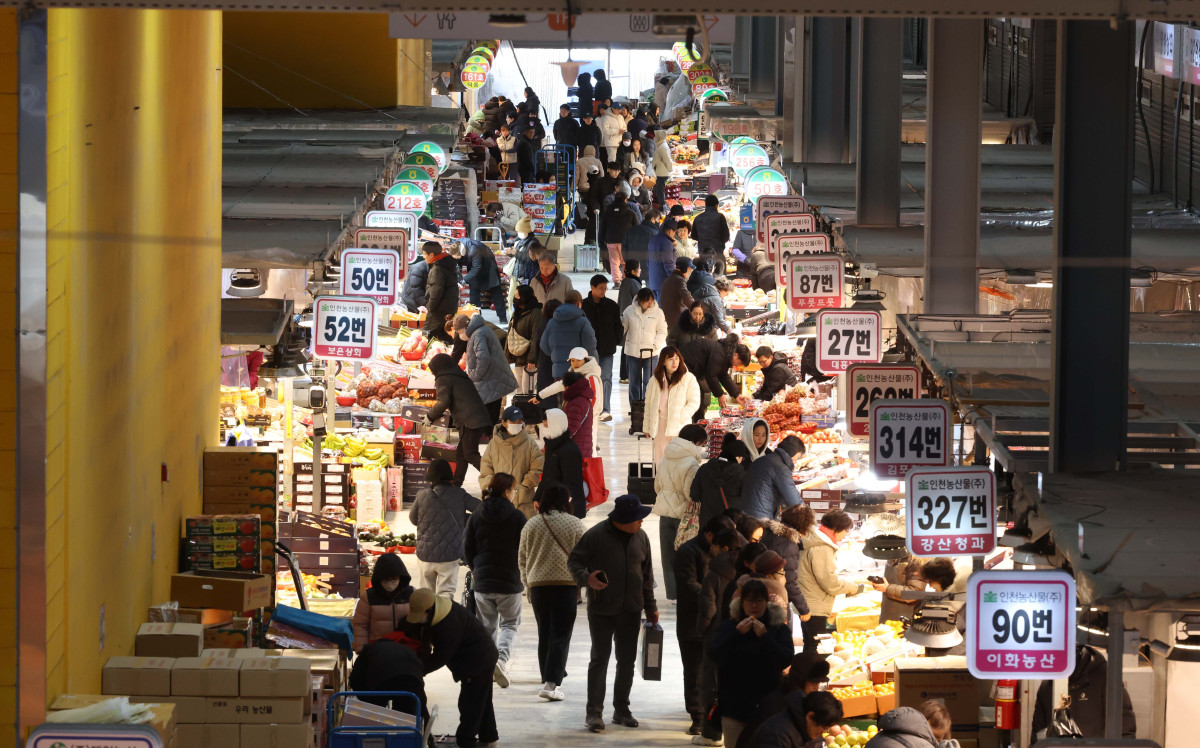 ▲설 연휴을 앞둔 6일 인천 남동구 남촌농산물도매시장이 명절을 앞두고 방문한 시민들로 활기를 띠고 있다. 신태현 기자 holjjak@