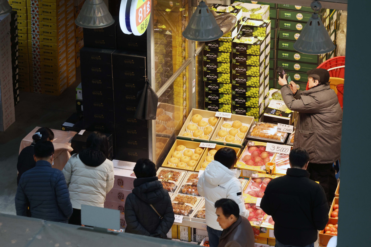 ▲설 연휴을 앞둔 6일 인천 남동구 남촌농산물도매시장이 명절을 앞두고 방문한 시민들로 활기를 띠고 있다. 신태현 기자 holjjak@