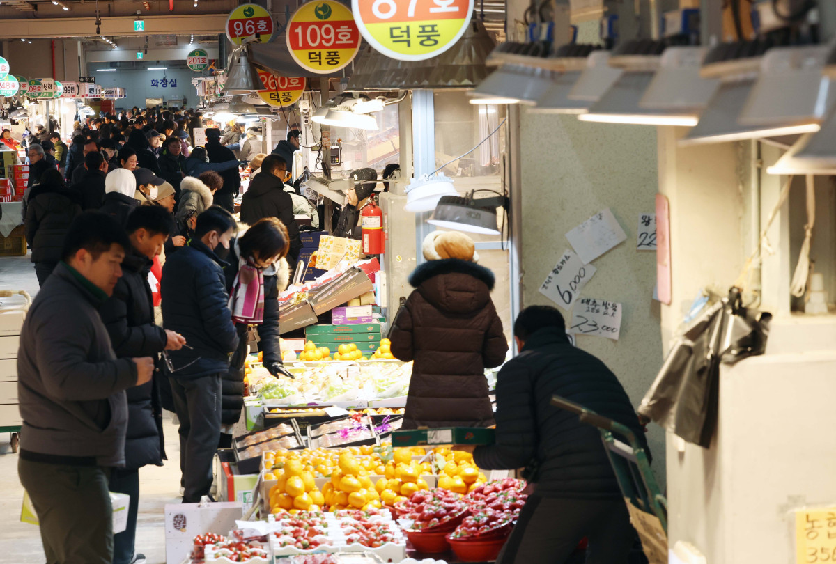 ▲설 연휴을 앞둔 6일 인천 남동구 남촌농산물도매시장이 명절을 앞두고 방문한 시민들로 활기를 띠고 있다. 신태현 기자 holjjak@