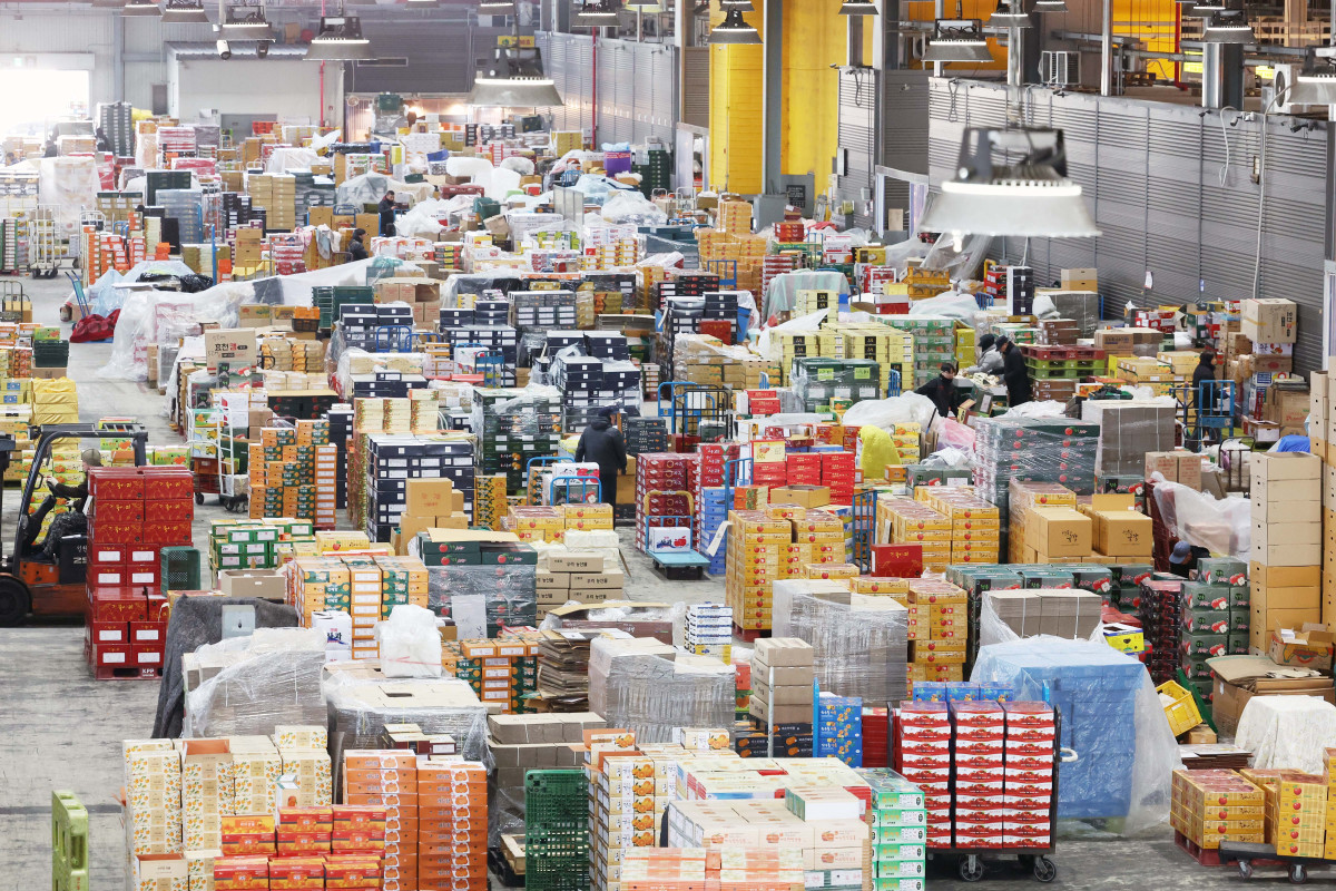 ▲설 연휴을 앞둔 6일 인천 남동구 남촌농산물도매시장에 과일 상자가 가득 쌓여있다. 신태현 기자 holjjak@