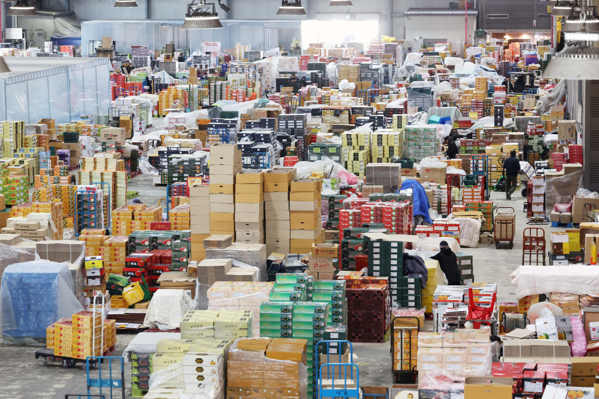 ▲설 연휴을 앞둔 6일 인천 남동구 남촌농산물도매시장에 과일 상자가 가득 쌓여있다. 신태현 기자 holjjak@