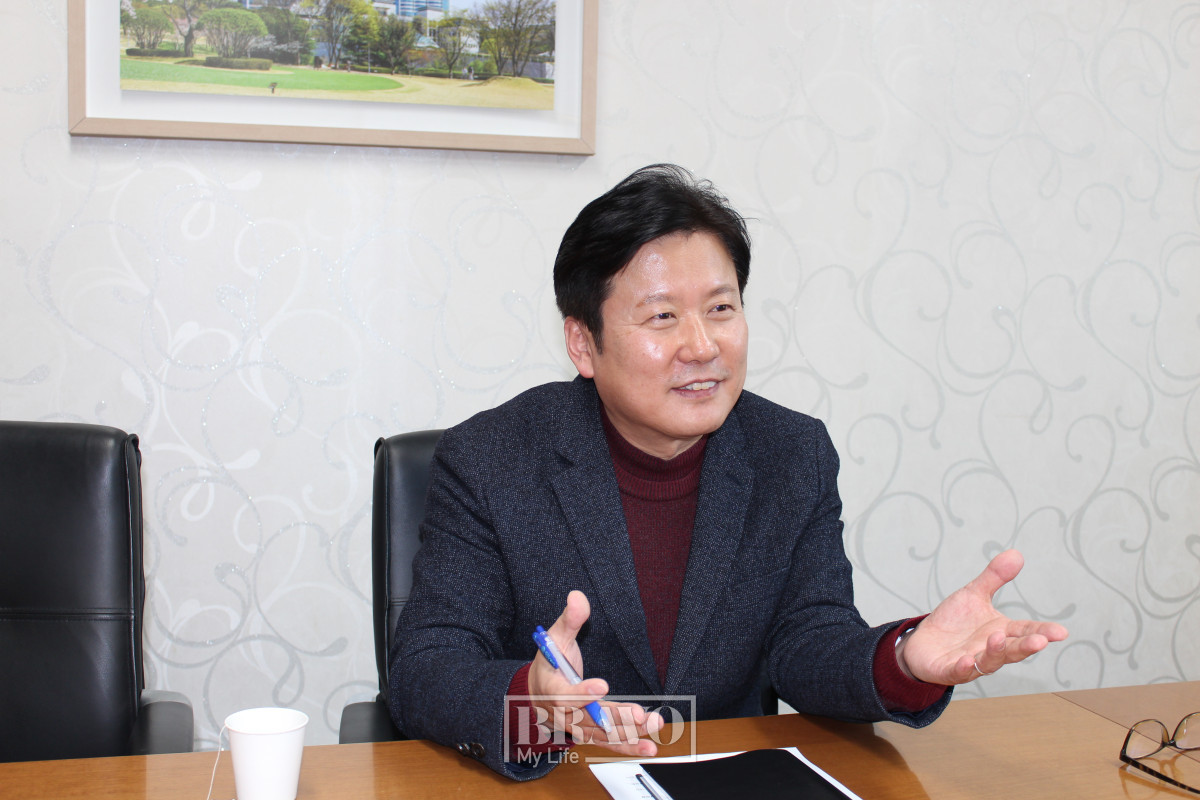 ▲박성현 삼성노블카운티 본부장이 삼성노블카운티에서 브라보마이라이프와 인터뷰를 진행하고 있다.(박지수 기자 jsp@)