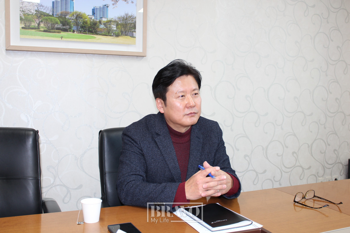 ▲박성현 삼성노블카운티 본부장이 삼성노블카운티에서 브라보마이라이프와 인터뷰를 진행하고 있다.(박지수 기자 jsp@)