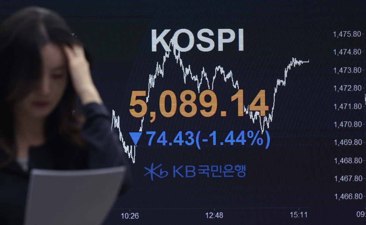▲오전 한때 5% 넘게 하락하며 4900선을 밑돌았던 코스피가 낙폭을 일부 만회한 채 장을 마친 6일 서울 여의도 KB국민은행 딜링룸 모니터에 코스피 등 시황이 표시되고 있다. 이날 코스피는 전일 종가 대비 74.43포인트(1.44%) 내린 5089.14로 거래를 마쳤다. 코스닥은 전일 대비 27.64포인트(2.49%) 하락한 1080.77로 마감했다. 서울외환시장에서 원·달러 환율은 전일 오후 3시 30분 주간종가 대비 0.5원 오른 1469.5원을 기록했다. 신태현 기자 holjjak@