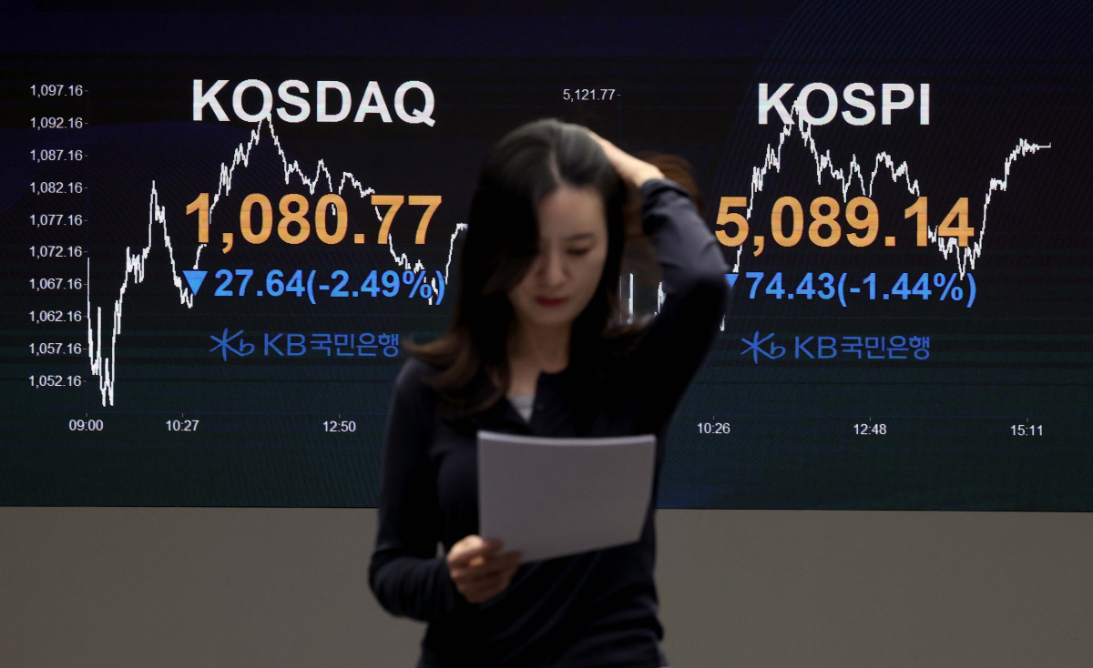 ▲오전 한때 5% 넘게 하락하며 4900선을 밑돌았던 코스피가 낙폭을 일부 만회한 채 장을 마친 6일 서울 여의도 KB국민은행 딜링룸 모니터에 코스피 등 시황이 표시되고 있다. 이날 코스피는 전일 종가 대비 74.43포인트(1.44%) 내린 5089.14로 거래를 마쳤다. 코스닥은 전일 대비 27.64포인트(2.49%) 하락한 1080.77로 마감했다. 서울외환시장에서 원·달러 환율은 전일 오후 3시 30분 주간종가 대비 0.5원 오른 1469.5원을 기록했다. 신태현 기자 holjjak@