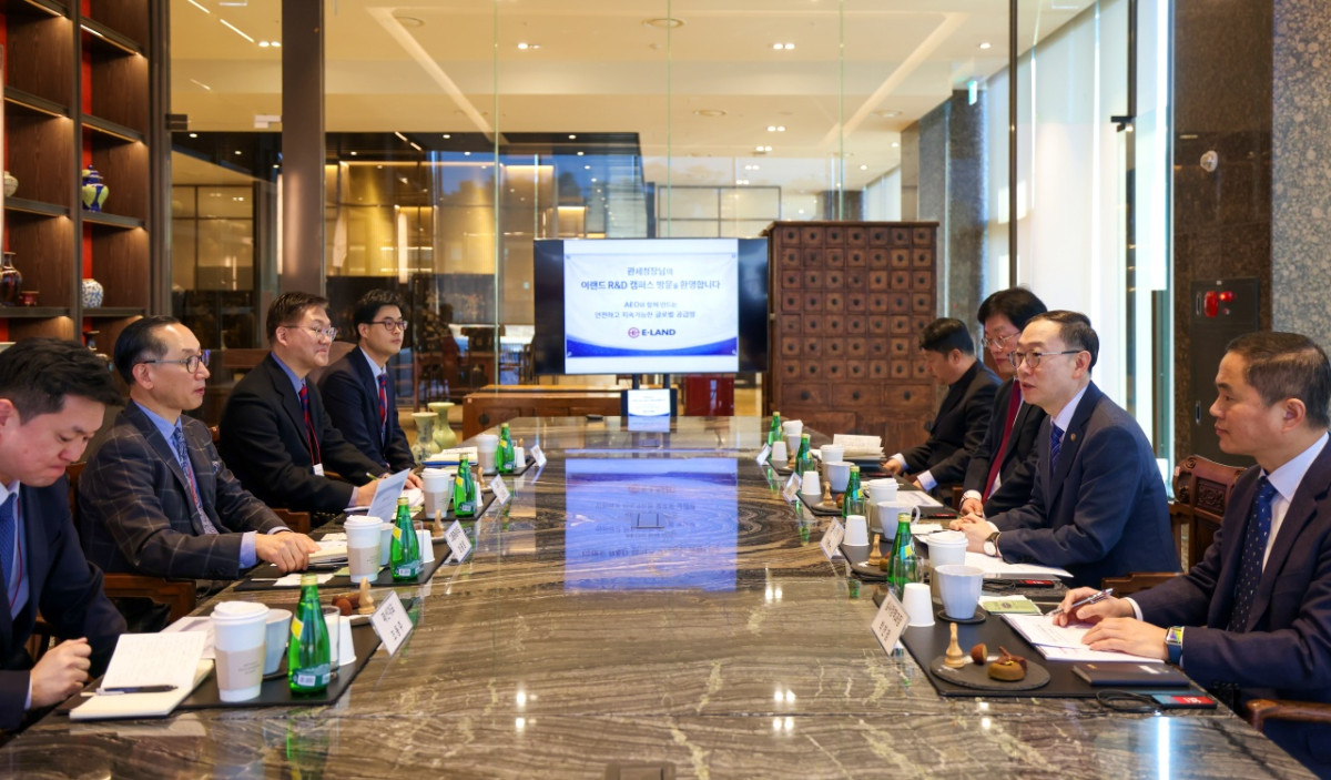 ▲이랜드 마곡 R&D 센터에서 이명구 관세청장(오른쪽 두번째), 최종양 이랜드그룹 부회장(왼쪽 두번째) 등이 간담회에 참석했다. (사진제공 = 이랜드월드)