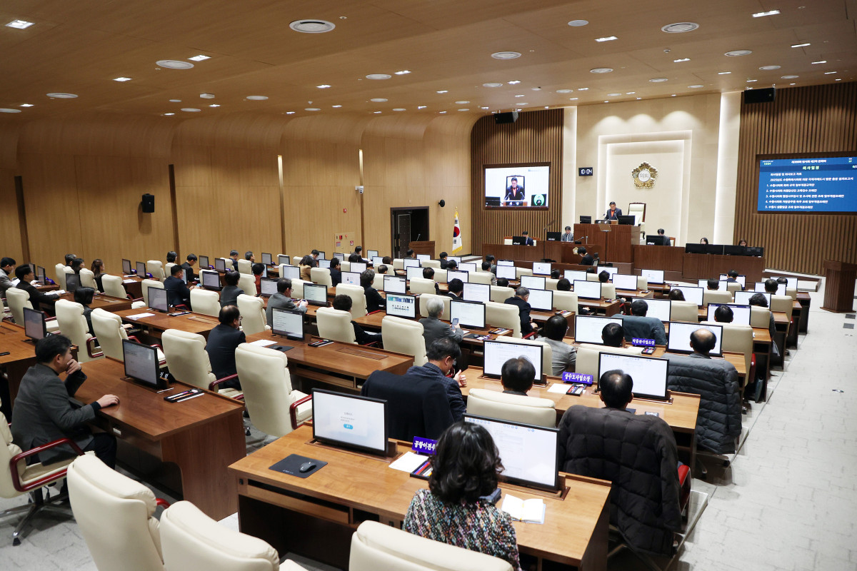 ▲6일 수원특례시의회 본회의장에서 열린 제398회 임시회 제2차 본회의 모습. (수원특례시의회)