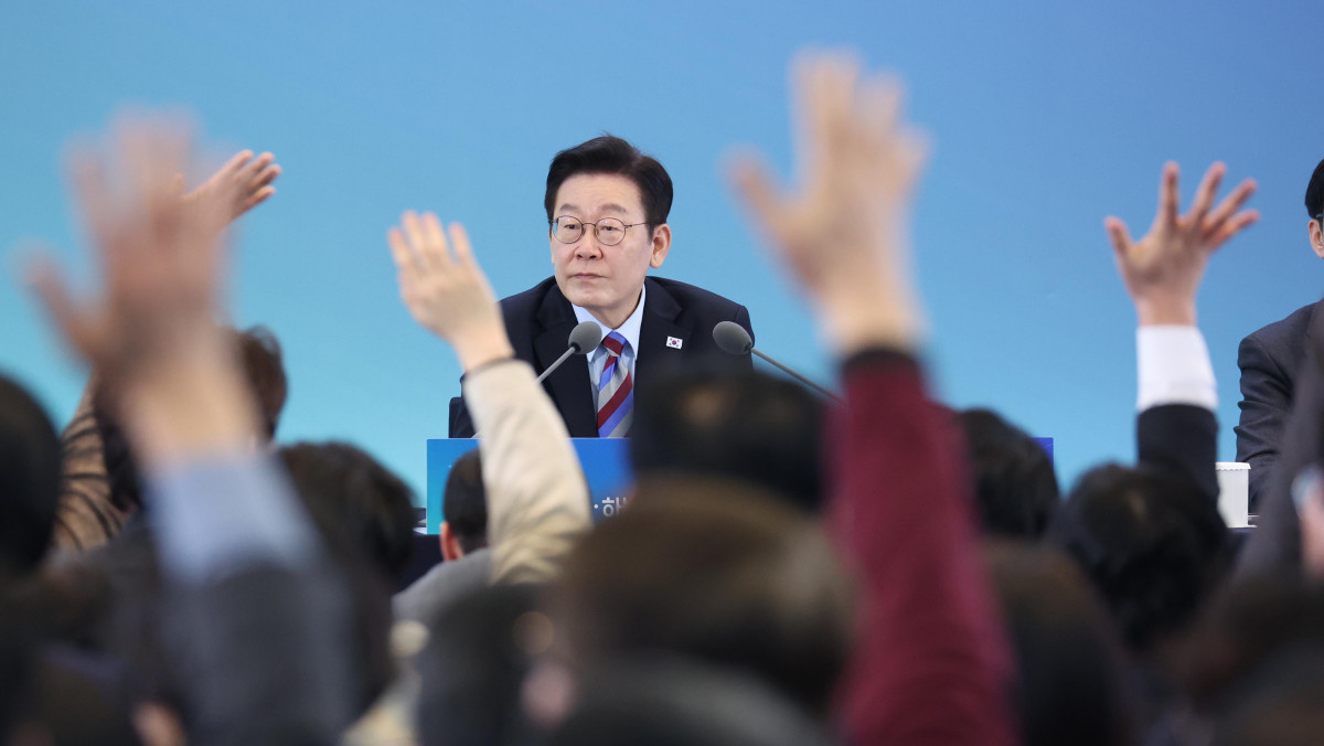 ▲이재명 대통령이 6일 창원 성산구 창원컨벤션센터에서 열린 '경남의 마음을 듣다' 타운홀미팅 간담회에서 참석자들의 발언권 요청을 받고 있다. 사진=연합뉴스