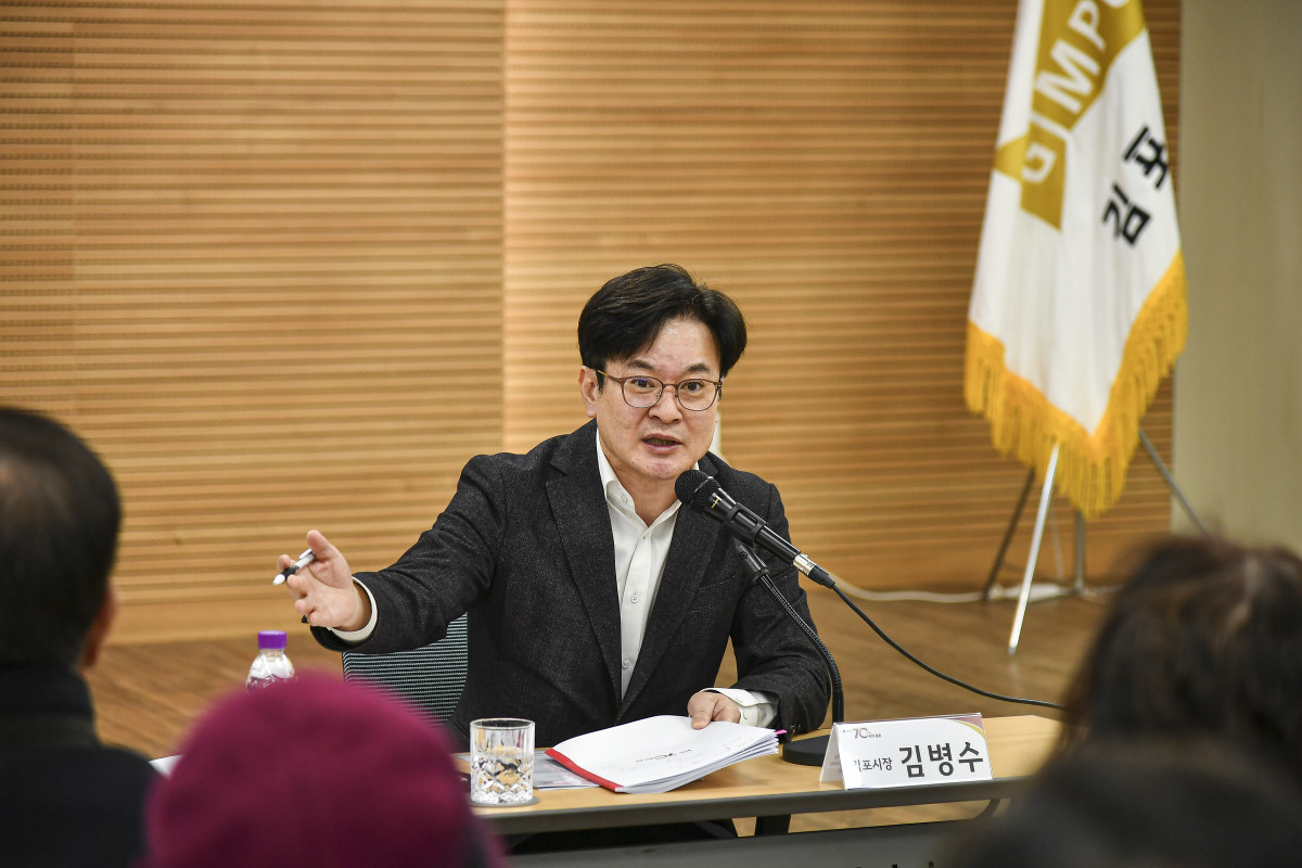 ▲김병수 김포시장이 14개 읍면동 신년인사회에서 시정 운영 방향을 설명하며 주민 현안을 직접 청취하고 있다.  (김포시)