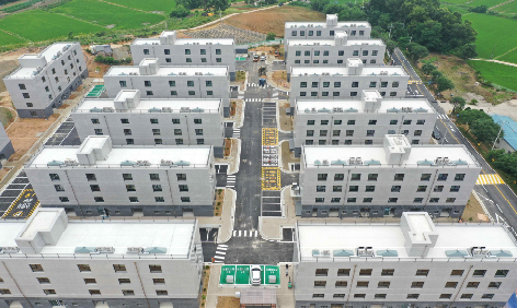 ▲용인특례시 처인구 백암면 가창리에 조성된 임대형 기숙사 전경. 용인반도체클러스터 건설근로자를 위한 임대형 기숙사 3건 479호가 이미 준공됐으며, 시는 5일 기준 총 30건 7862호의 숙소 인허가를 적극 지원하고 있다. (용인특례시)