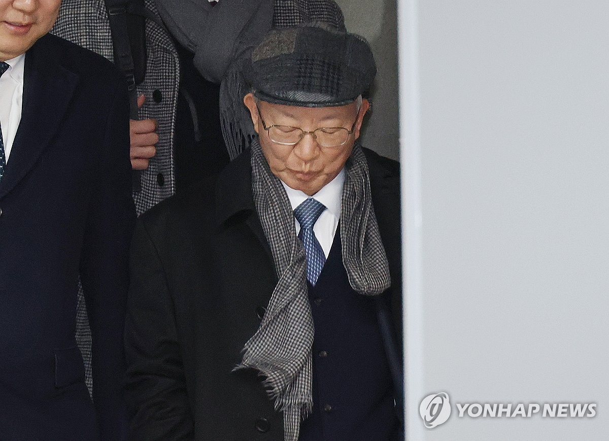 ▲양승태 전 대법원장이 지난달 30일 서울 서초구 서울고등법원에서 열린 '사법농단 혐의' 2심 선고 공판에서 징역 6개월에 집행유예 1년을 선고받은 후 법원 청사를 나서고 있다.  (연합뉴스)