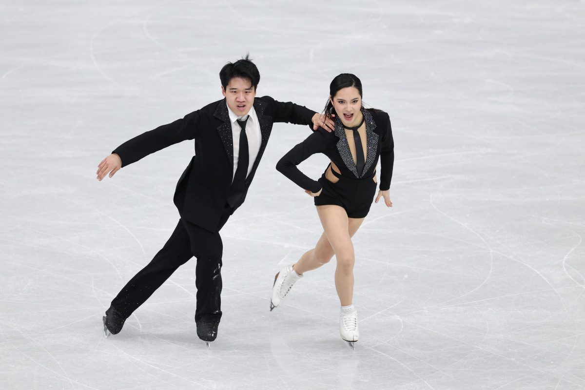 ▲ 2026 밀라노·코르티나담페초 동계올림픽 개막일인 6일(현지시간) 이탈리아 밀라노 아이스스케이팅 아레나에서 피겨 팀 이벤트 아이스댄스 임해나와 권예가 연기를 펼치고 있다.  (연합뉴스)