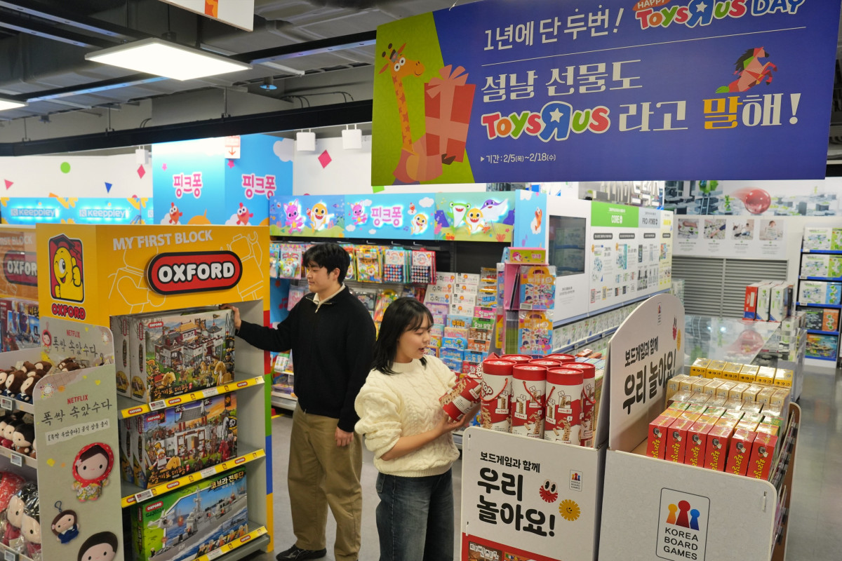▲롯데마트 토이저러스 잠실점에서 행사 상품을 구매하고 있는 직원들의 모습이다. (사진제공 = 롯데마트)