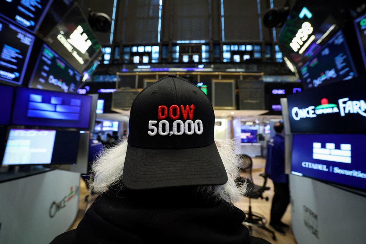 ▲6일(현지시간) 뉴욕증권거래소(NYSE)에서 다우지수가 5만을 돌파하자 트레이더들이 분주하게 움직이고 있다.  (뉴욕/로이터연합뉴스)