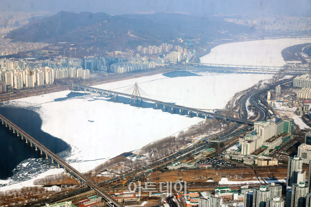 ▲전국 각지에 많은 눈이 내린 2일 서울 송파구 롯데월드타워에서 바라본 한강에 눈이 쌓여있다. 신태현 기자 holjjak@ (이투데이DB)