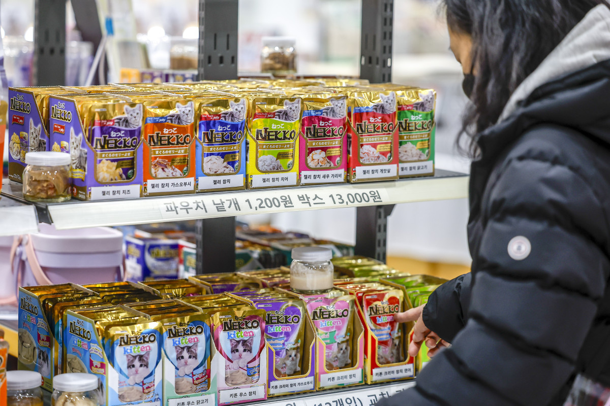▲1월 30일 서울 강서구 코엑스마곡에서 열린 2026 냥냥펀치캣쇼를 찾은 참관객들이 반려동물 용품을 살펴보고 있다. (뉴시스)