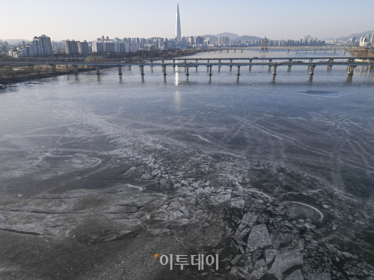 ▲전국 대부분 지역에 한파주의보가 내려진 8일 서울 한강 광나루한강공원 선착장 인근 강물이 얼어있다. 이날 서울 등 수도권과 강원, 충청과 경북, 전북 등 102곳에는 한파특보가 발령중이다. 기상청은 이번 한파는 월요일 아침까지 이어진 뒤 오후부터 풀리겠다고 예보했다. 조현호 기자 hyunho@