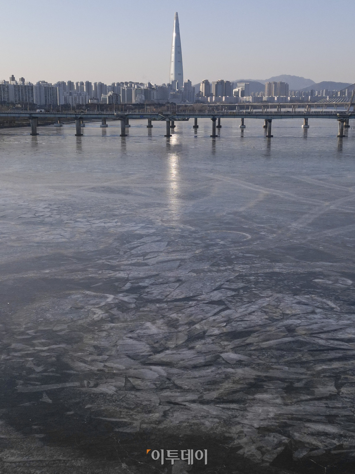 ▲전국 대부분 지역에 한파주의보가 내려진 8일 서울 한강 광나루한강공원 선착장 인근 강물이 얼어있다. 이날 서울 등 수도권과 강원, 충청과 경북, 전북 등 102곳에는 한파특보가 발령중이다. 기상청은 이번 한파는 월요일 아침까지 이어진 뒤 오후부터 풀리겠다고 예보했다. 조현호 기자 hyunho@