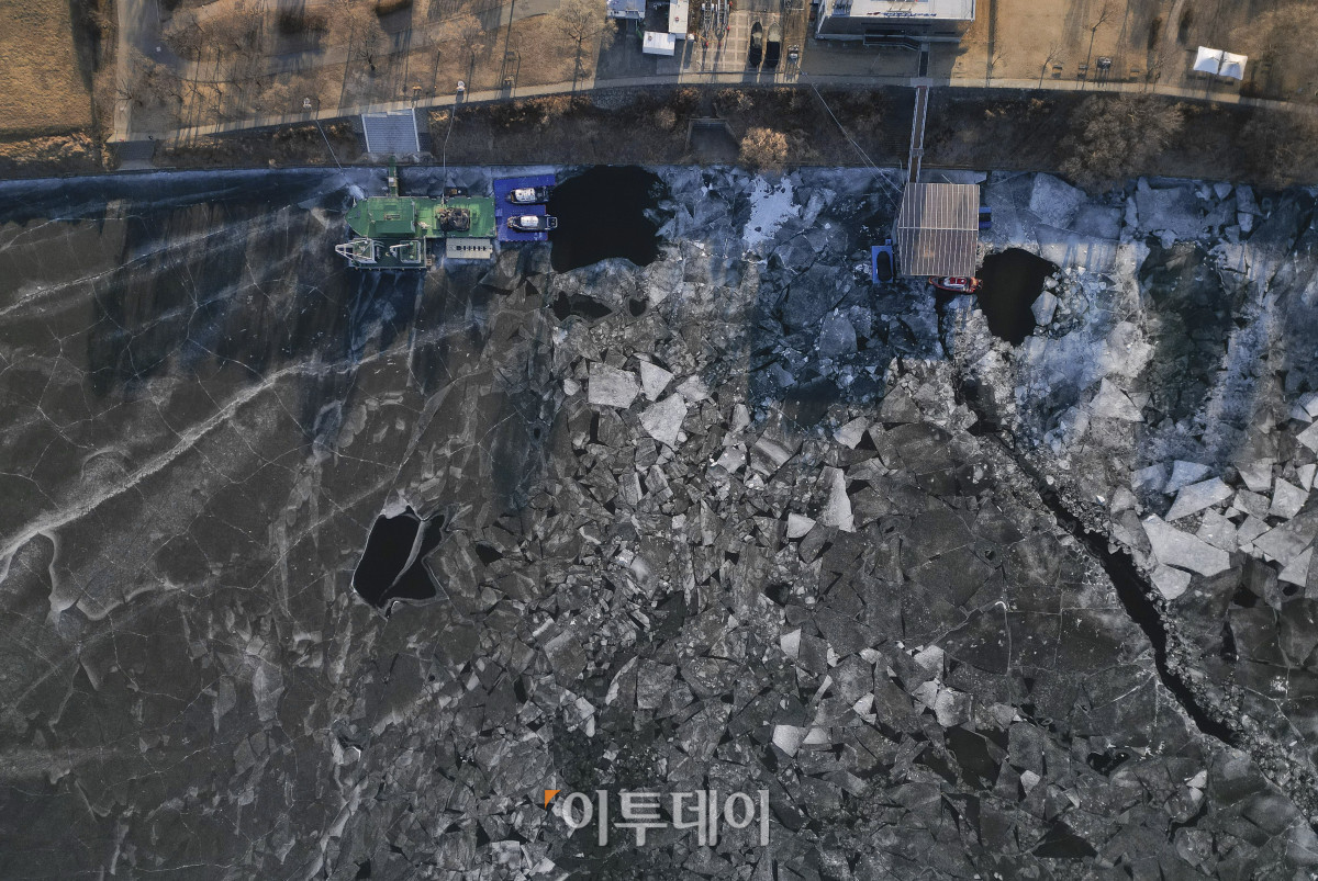 ▲전국 대부분 지역에 한파주의보가 내려진 8일 서울 한강 광나루한강공원 선착장 인근 강물이 얼어있다. 이날 서울 등 수도권과 강원, 충청과 경북, 전북 등 102곳에는 한파특보가 발령중이다. 기상청은 이번 한파는 월요일 아침까지 이어진 뒤 오후부터 풀리겠다고 예보했다. 조현호 기자 hyunho@