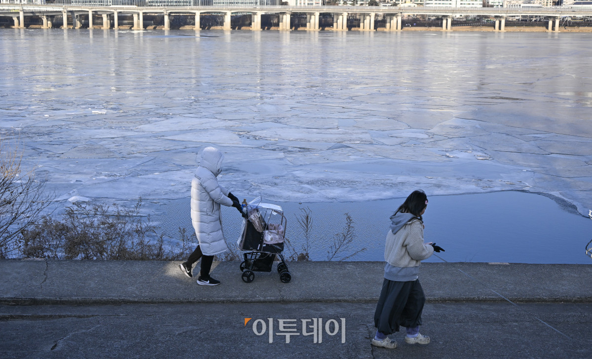 ▲전국 대부분 지역에 한파주의보가 내려진 8일 서울 한강 광나루한강공원 선착장 인근 강물이 얼어있다. 이날 서울 등 수도권과 강원, 충청과 경북, 전북 등 102곳에는 한파특보가 발령중이다. 기상청은 이번 한파는 월요일 아침까지 이어진 뒤 오후부터 풀리겠다고 예보했다. 조현호 기자 hyunho@