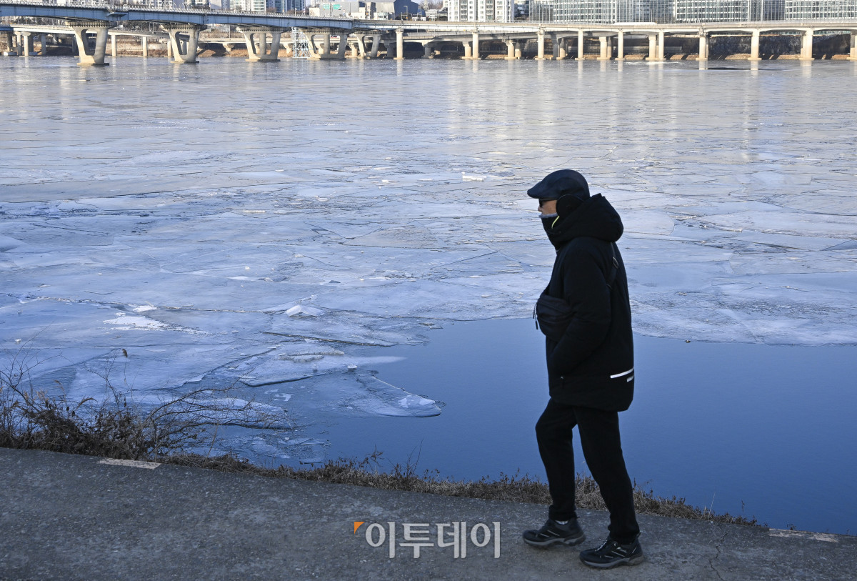 ▲전국 대부분 지역에 한파주의보가 내려진 8일 서울 한강 광나루한강공원 선착장 인근 강물이 얼어있다. 이날 서울 등 수도권과 강원, 충청과 경북, 전북 등 102곳에는 한파특보가 발령중이다. 기상청은 이번 한파는 월요일 아침까지 이어진 뒤 오후부터 풀리겠다고 예보했다. 조현호 기자 hyunho@