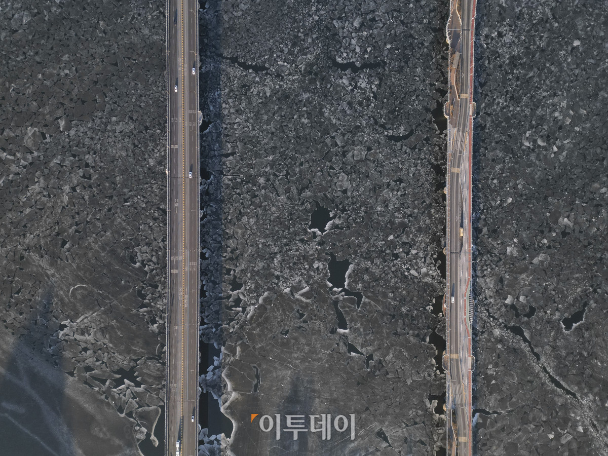 ▲전국 대부분 지역에 한파주의보가 내려진 8일 서울 한강 광나루한강공원 선착장 인근 강물이 얼어있다. 이날 서울 등 수도권과 강원, 충청과 경북, 전북 등 102곳에는 한파특보가 발령중이다. 기상청은 이번 한파는 월요일 아침까지 이어진 뒤 오후부터 풀리겠다고 예보했다. 조현호 기자 hyunho@