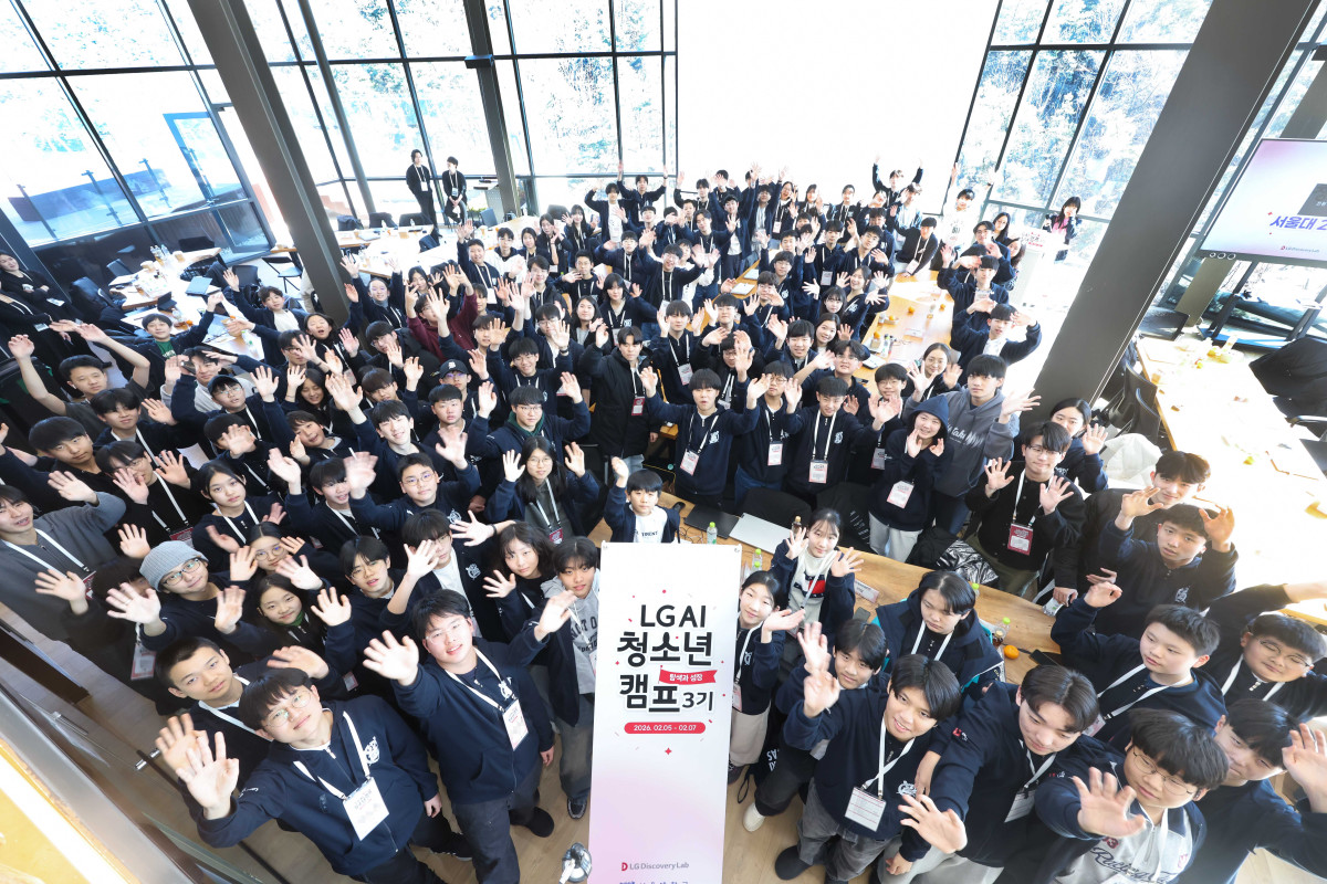 ▲5일 서울대학교에서 열린 LG AI 청소년 캠프 3기 참가자들이 기념사진을 찍고 있다. (사진제공=LG)