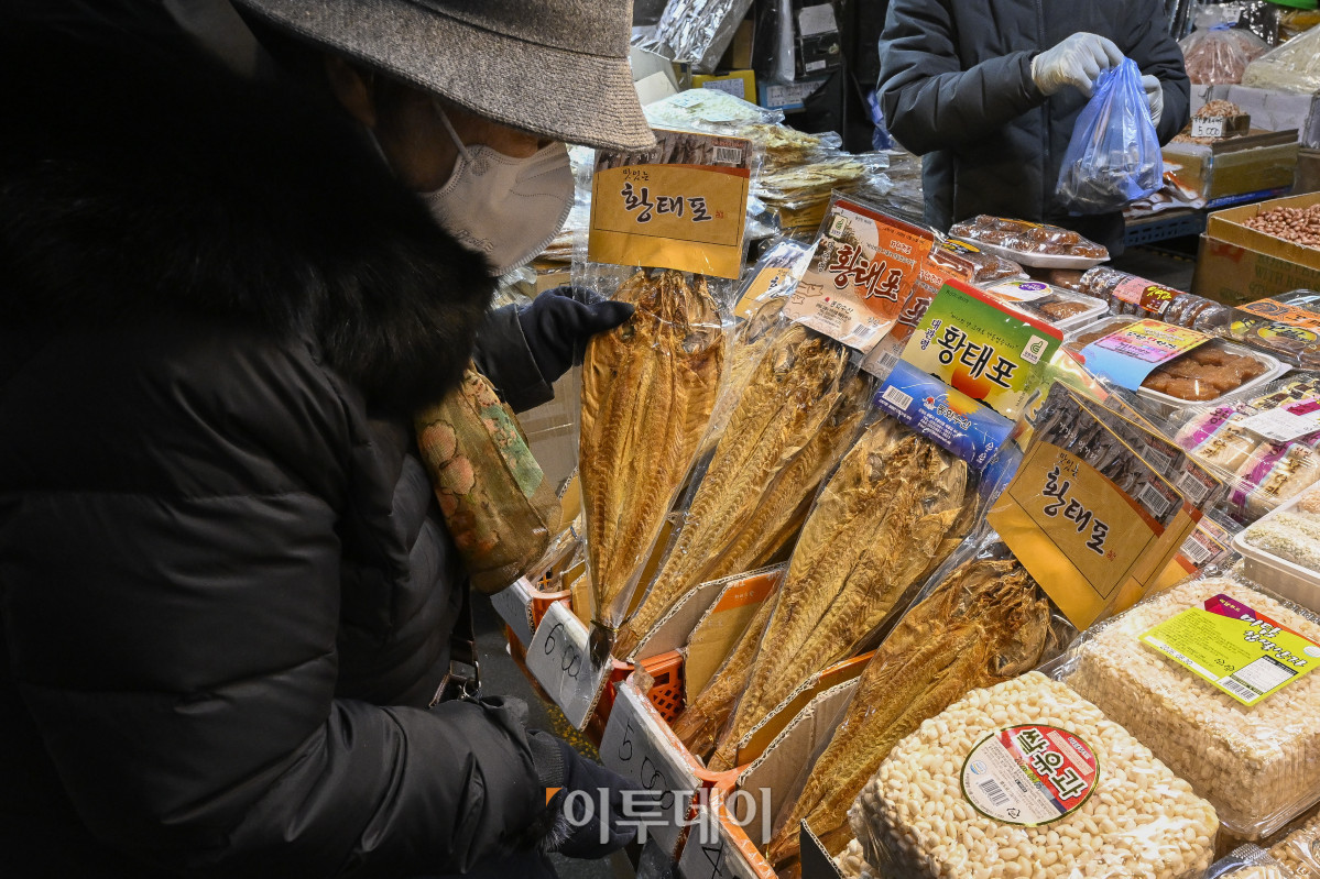 ▲설 명절 연휴를 앞둔 8일 서울 동대문구 경동시장을 찾은 시민들이 제수용품을 살펴보고 있다. 조현호 기자 hyunho@