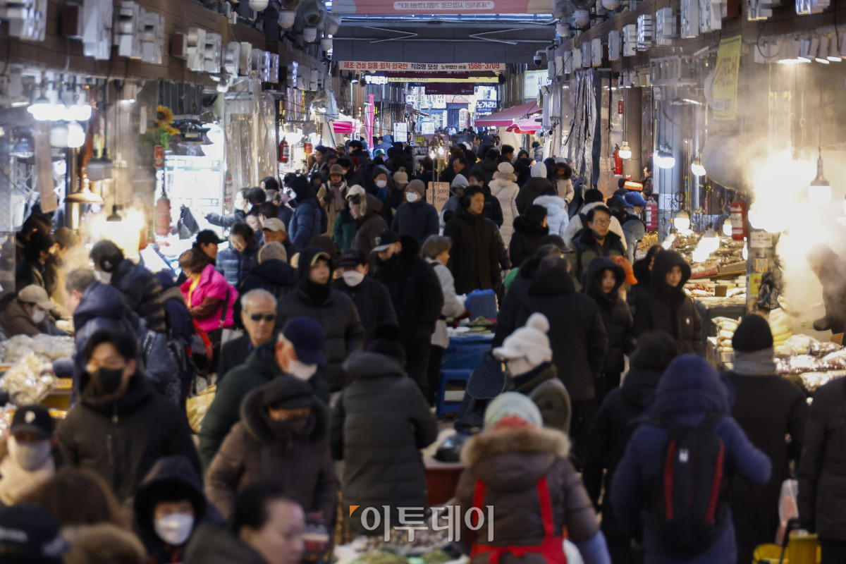▲설 명절 연휴를 앞둔 8일 서울 동대문구 경동시장을 찾은 시민들이 제수용품을 살펴보고 있다. 조현호 기자 hyunho@