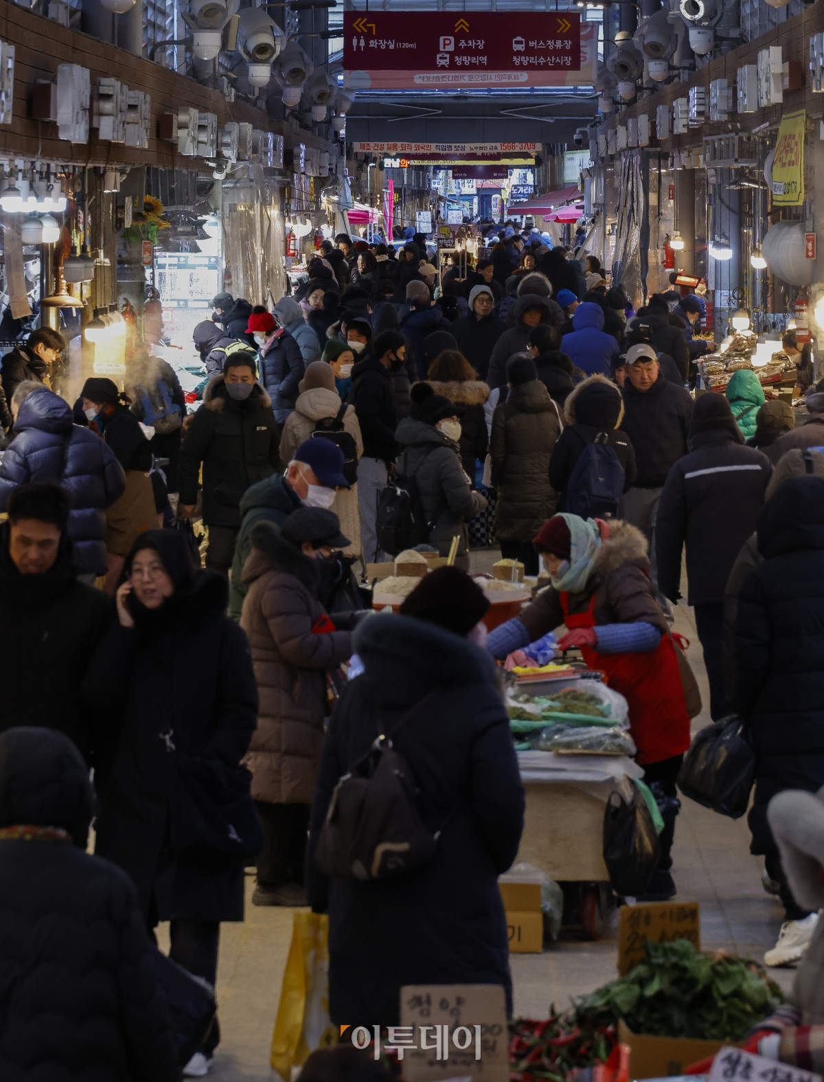 ▲설 명절 연휴를 앞둔 8일 서울 동대문구 경동시장을 찾은 시민들이 제수용품을 살펴보고 있다. 조현호 기자 hyunho@