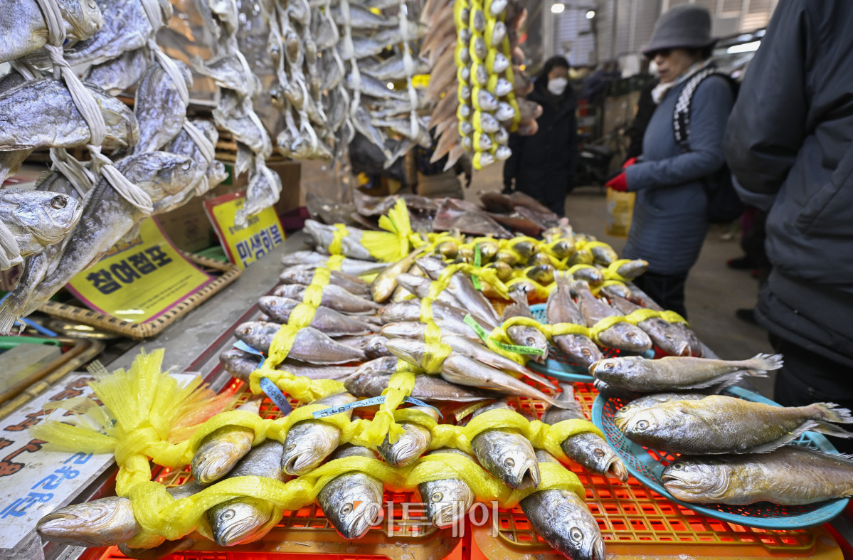 ▲설 명절 연휴를 앞둔 8일 서울 동대문구 경동시장을 찾은 시민들이 제수용품을 살펴보고 있다. 조현호 기자 hyunho@