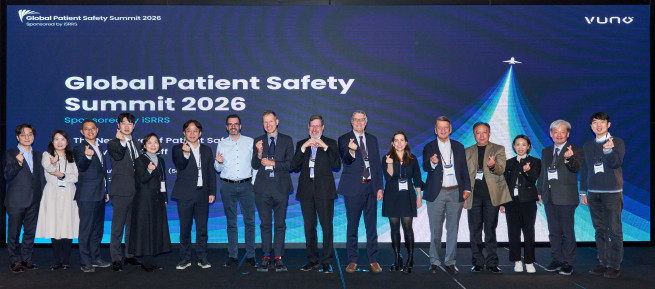 ▲뷰노가 주최한 Global Patient Safety Summit 2026 국내외 연사와 주요 관계자들이 기념 촬영을 하고 있다. (사진제공=뷰노)