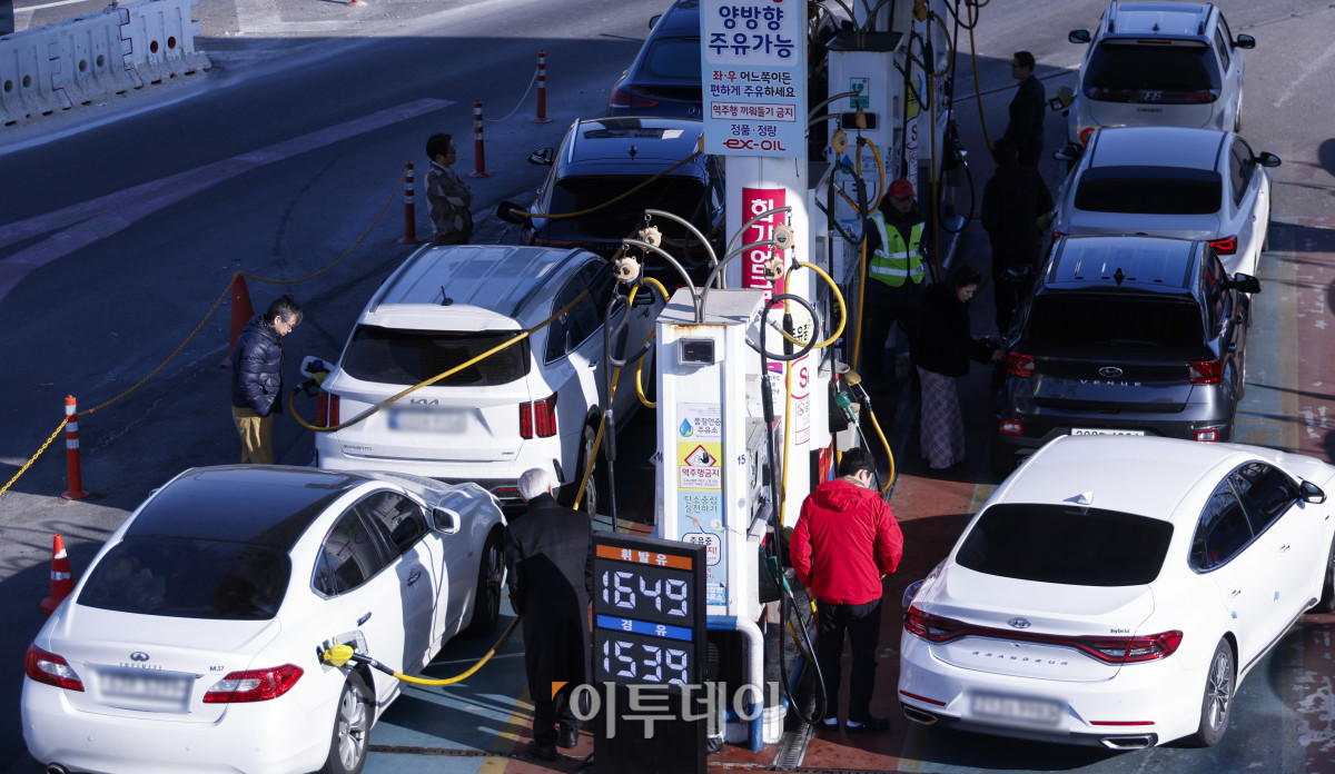 ▲국내 주유소 휘발유와 경유 주간 평균 가격이 9주 연속 하락했다. 한국석유공사 유가정보시스템 오피넷에 따르면 2월 첫째 주(1~5일) 전국 주유소 휘발유 판매가는 지난주보다 리터당 2.7원 내린 1687.9원을 기록했다. 같은 기간 경유 판매가는 지난주보다 2.0원 내린 1581.8원을 기록했다. 이날 서울 만남의광장 주유소에 유가정보가 게시돼 있다. 조현호 기자 hyunho@