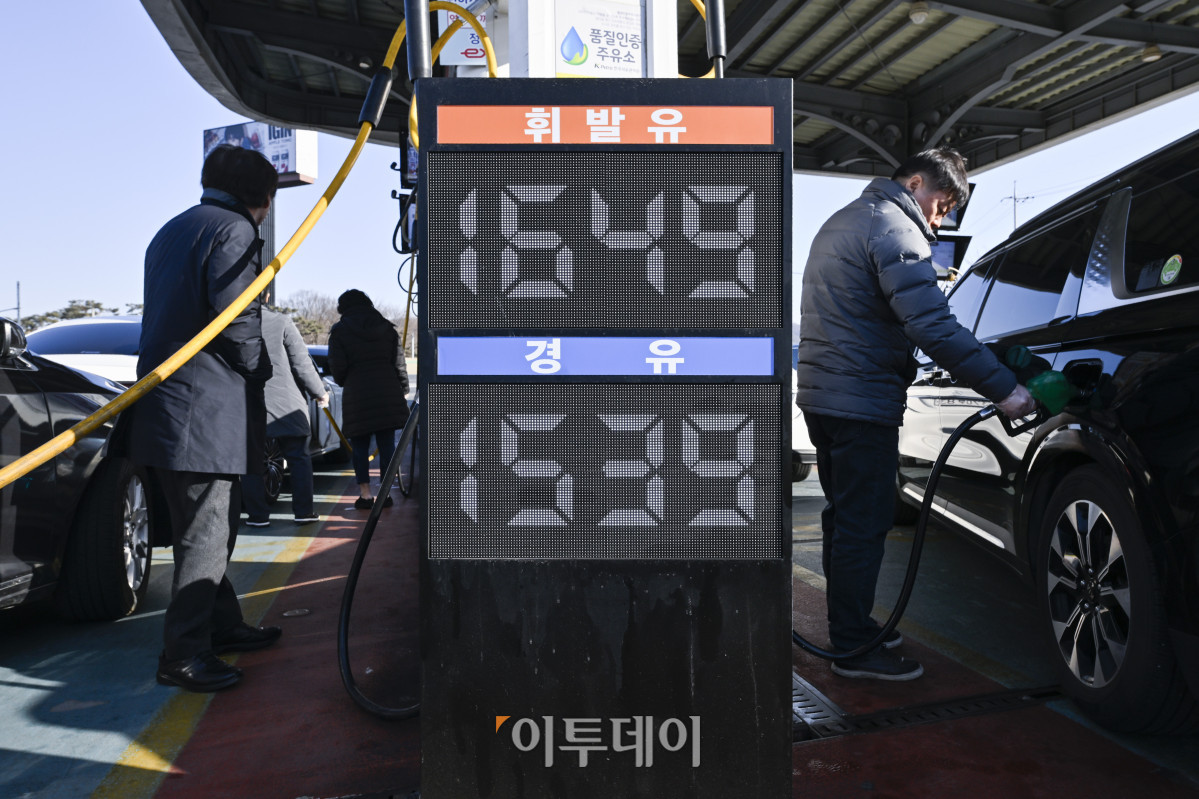 ▲국내 주유소 휘발유와 경유 주간 평균 가격이 9주 연속 하락했다. 한국석유공사 유가정보시스템 오피넷에 따르면 2월 첫째 주(1~5일) 전국 주유소 휘발유 판매가는 지난주보다 리터당 2.7원 내린 1687.9원을 기록했다. 같은 기간 경유 판매가는 지난주보다 2.0원 내린 1581.8원을 기록했다. 이날 서울 만남의광장 주유소에 유가정보가 게시돼 있다. 조현호 기자 hyunho@