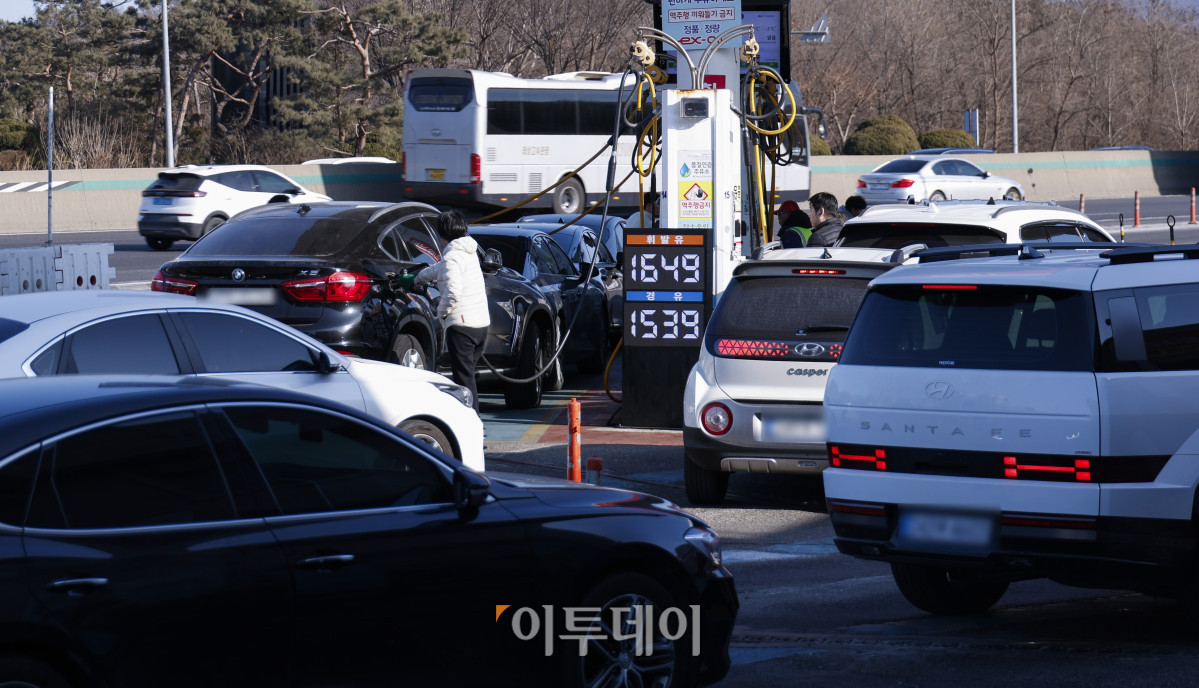 ▲국내 주유소 휘발유와 경유 주간 평균 가격이 9주 연속 하락했다. 한국석유공사 유가정보시스템 오피넷에 따르면 2월 첫째 주(1~5일) 전국 주유소 휘발유 판매가는 지난주보다 리터당 2.7원 내린 1687.9원을 기록했다. 같은 기간 경유 판매가는 지난주보다 2.0원 내린 1581.8원을 기록했다. 이날 서울 만남의광장 주유소에 유가정보가 게시돼 있다. 조현호 기자 hyunho@