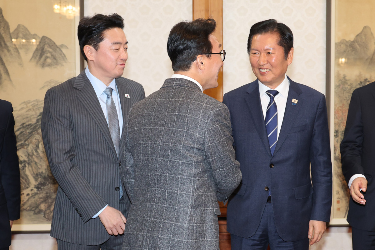 ▲김민석 국무총리(가운데)가 8일 서울 종로구 삼청동 총리공관에서 열린 고위당정협의회에서 강훈식 대통령 비서실장(왼쪽), 더불어민주당 정청래 대표 등 참석자들과 인사하고 있다. (사진=연합뉴스)