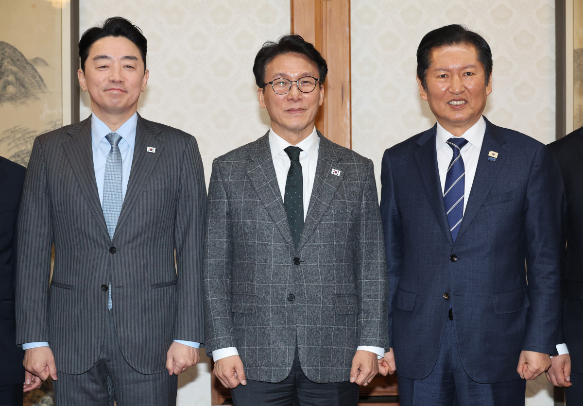 ▲김민석 국무총리가 8일 서울 종로구 삼청동 총리공관에서 열린 고위당정협의회에서 강훈식 대통령 비서실장(왼쪽), 더불어민주당 정청래 대표 등 참석자들과 기념 촬영하고 있다. (사진=연합뉴스)