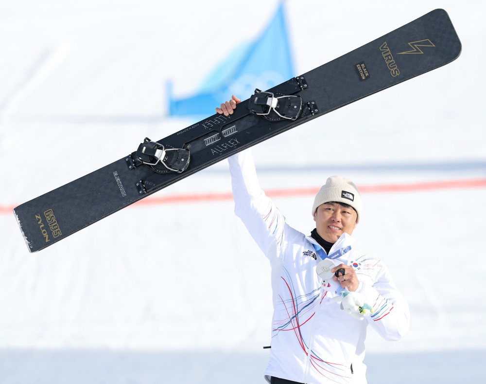 ▲8일(현지시간) 이탈리아 리비뇨 스노파크에서 열린 2026 밀라노-코르티나담페초 동계올림픽 스노보드 남자 평행 대회전 결승 시상식에서 은메달을 따낸 김상겸이 메달을 들어보이고 있다.  (연합뉴스)