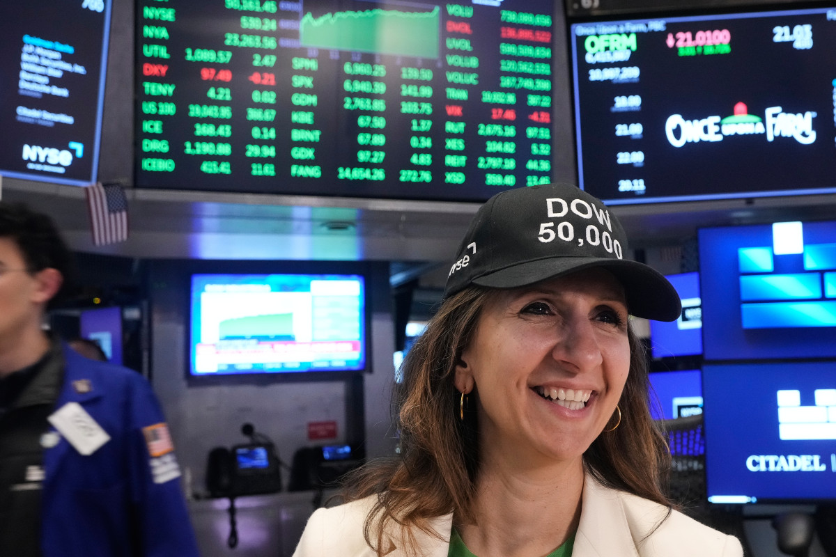 ▲‘다우 50000’이라고 쓰인 모자를 쓴 채 등장한 린 마틴 뉴욕증권거래소(NYSE) 그룹 회장. (로이터연합뉴스)