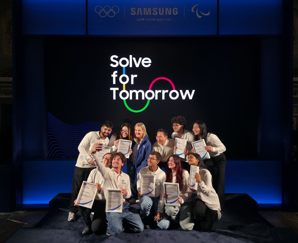 ▲8일(현지시간) 이탈리아 밀라노 삼성 하우스(Samsung House)에서 열린'삼성 솔브포투모로우(Samsung Solve for Tomorrow)' 홍보대사 위촉식에서커스티 코번트리(Kirsty Coventry) 국제올림픽위원회(IOC) 위원장, 이원진 삼성전자 글로벌마케팅실장, 삼성 솔브포투모로우 홍보대사들이 단체 사진을 촬영하고 있다. (사진제공=삼성전자)