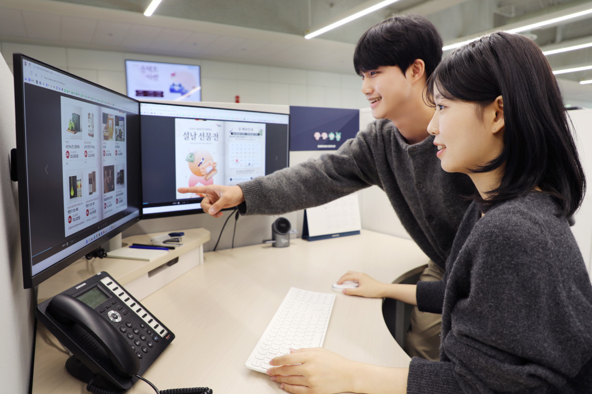 ▲삼성디스플레이 직원들이 설 명절을 앞두고 온라인 장터에서 상품을 구입하는 모습 (사진제공-삼성전자)