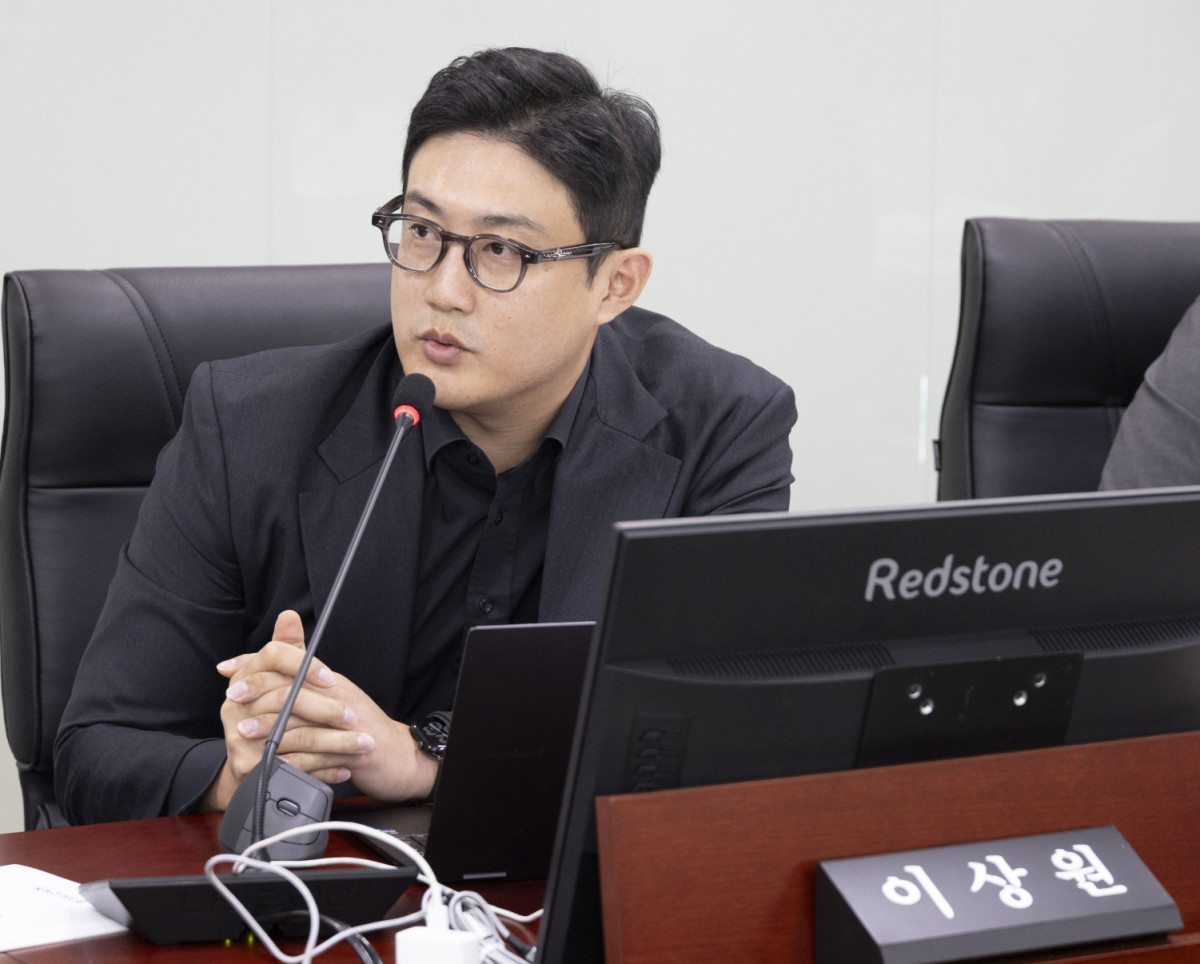 ▲이상원 경기도의회 의원(국민의힘, 고양7)이 6일 경제실 업무보고에서 공공임대주택 분양전환 가격이 당초 예상 3억원에서 8억원으로 5억원 이상 폭등한 사례를 지적하며, 경기도가 경기신용보증재단을 활용해 무주택 서민들의 LTV·DSR 부담을 완화해야 한다고 강력히 촉구하고 있다. (경기도의회)