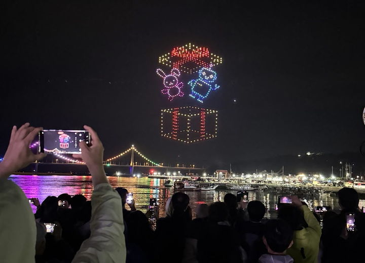 ▲전남 고흥 녹동항에서 드론쇼가 펼쳐지고 있다.  (사진제공=고흥군)