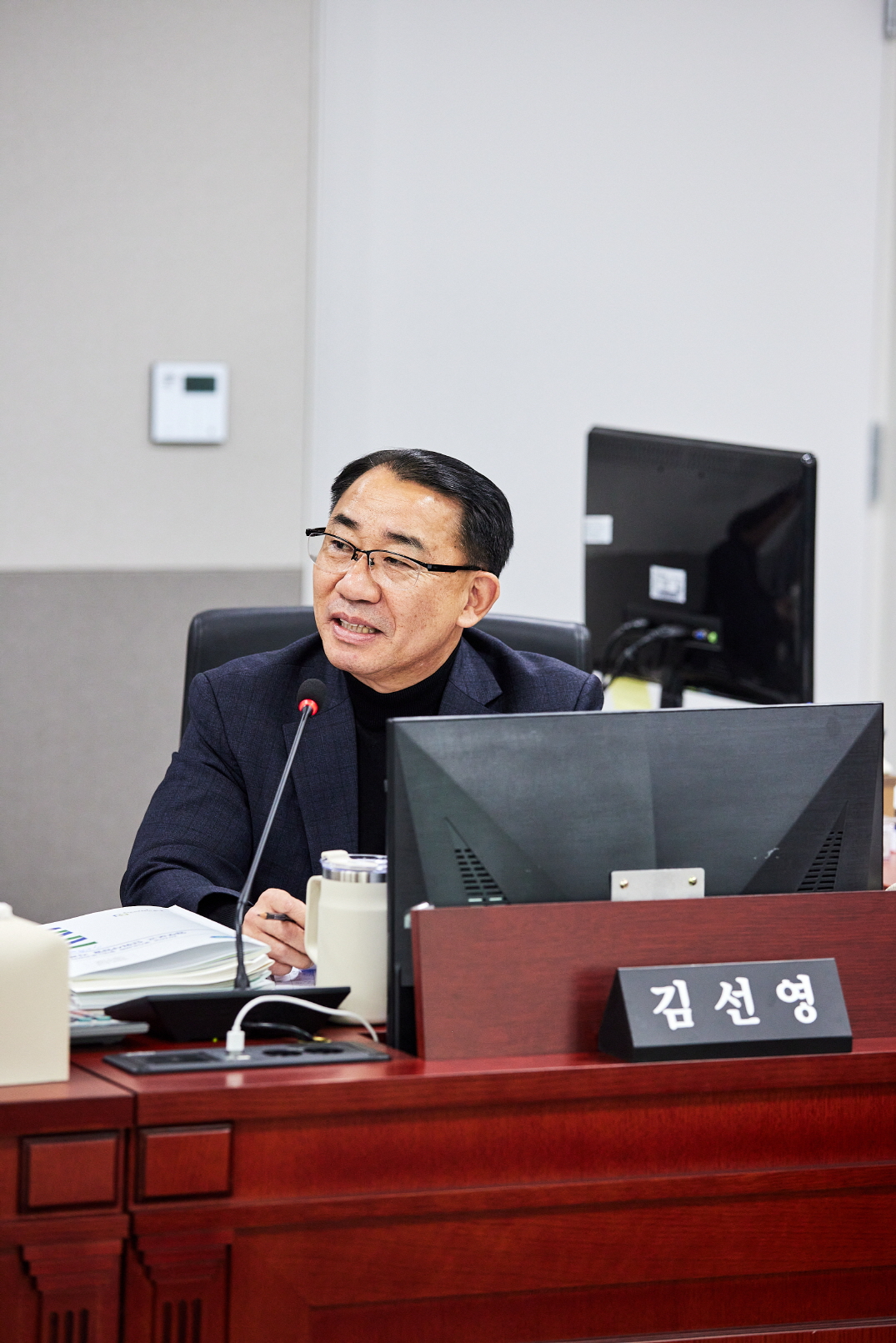 ▲김선영 경기도의회 경제노동위원회·도청예산결산특별위원회 부위원장(더불어민주당, 비례)이 6일 2026년도 경제실 및 킨텍스 업무보고에서 킨텍스 제3전시장 등 대형 건설 현장의 안전관리를 시공사에만 맡겨둘 것이 아니라 원청인 킨텍스가 직접 노동자 안전 조치를 점검해야 한다고 강력히 촉구하고 있다.  (경기도의회)