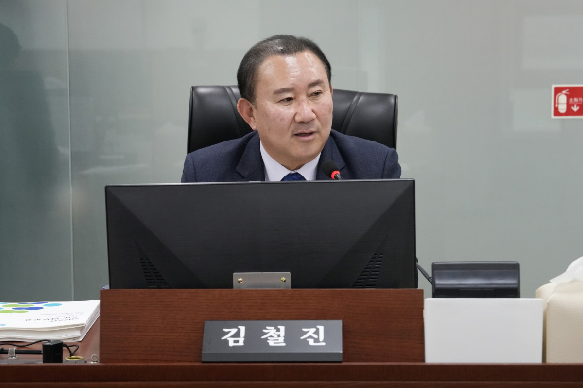 ▲김철진 경기도의회 미래과학협력위원회 의원(더불어민주당, 안산7)이 6일 제388회 임시회 AI국 업무보고에서 경기도가 AI전환을 외치지만 전통제조업 현장은 디지털전환도 벅찬 상황에서 AI전환 개념조차 이해하지 못하고 있다며 현장과 행정 간 간극이 심각하다고 질타하고 있다.  (경기도의회)